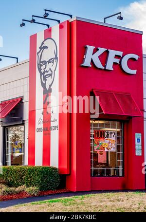 Charlotte, NC/USA - 14 décembre 2019: Photo éditoriale verticale moyenne de l'angle bloqué rouge et blanc de la sortie de poulet frit au détail 'KFC' montrant le soutien-gorge Banque D'Images