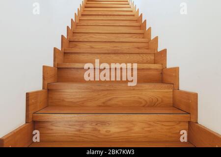 Escalier en bois et murs blancs vue de dessous