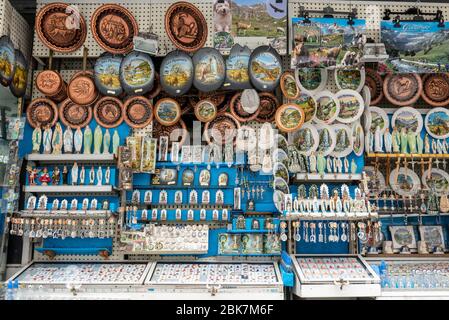 Boutique de souvenirs avec produits mettant en vedette la Vierge Marie à Lourdes, France, Europe Banque D'Images