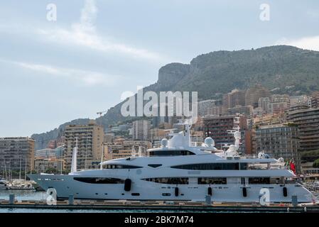 Grand yacht de luxe amarré dans le Port Hercule à Monte Carlo, Monaco, Europe Banque D'Images