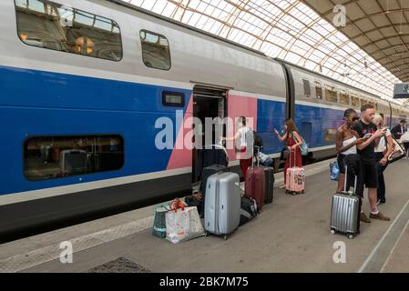 Passagers voyageant dans un train à impériale avec de nombreux bagages à Nice, France, Europe Banque D'Images