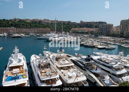 Yachts de luxe amarrés au Port Hercule à Monte Carlo, Monaco, Europe Banque D'Images