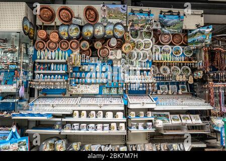 Boutique de souvenirs avec produits mettant en vedette la Vierge Marie à Lourdes, France, Europe Banque D'Images