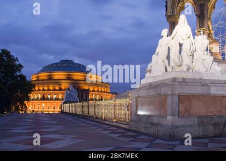 Amphithéâtre Red Brick Night Dark Lights BBC Proms Royal Albert Hall Kensington Gore, South Kensington, Londres SW7 par le capitaine Francis Fowke Banque D'Images