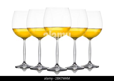 Ensemble de verres pour vin blanc sur fond blanc. Banque D'Images