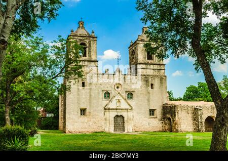 San Antonio, Texas: Mission église Concepcion, partie du Parc historique national de San Antonio vu derrière les arbres. Banque D'Images