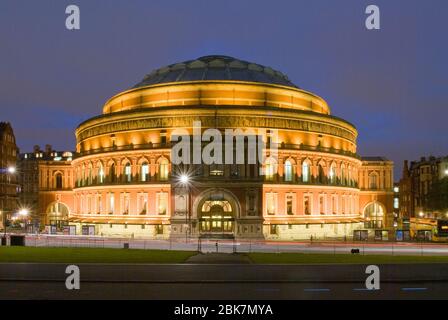 Amphithéâtre Red Brick Night Dark Lights BBC Proms Royal Albert Hall Kensington Gore, South Kensington, Londres SW7 par le capitaine Francis Fowke Banque D'Images