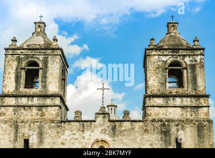 San Antonio, Texas : clocher de façade de l'église Mission Concepcion, partie du parc historique national de San Antonio. Banque D'Images