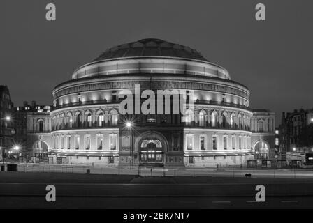 Amphithéâtre Red Brick Night Dark Lights BBC Proms Royal Albert Hall Kensington Gore, South Kensington, Londres SW7 par le capitaine Francis Fowke Banque D'Images