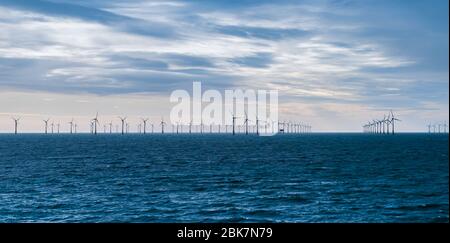 Éoliennes en mer. Parc éolien offshore en mer du Nord. Banque D'Images