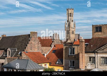 Vue sur la vieille ville de Bruges Belgique. La tour Belfry dépasse des toits de tuiles typiques. Banque D'Images
