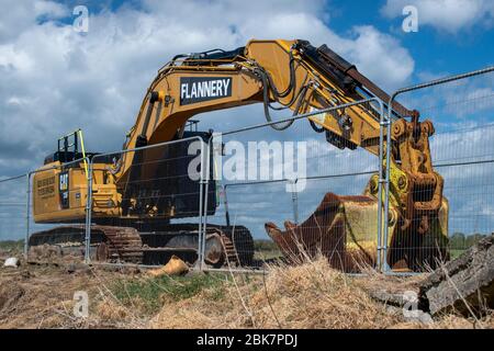 Climping, West Sussex, Royaume-Uni, 02 mai 2020, UNE grande pelle Caterpillar utilisée à Climping Beach pour construire de nouvelles défenses marines. Banque D'Images