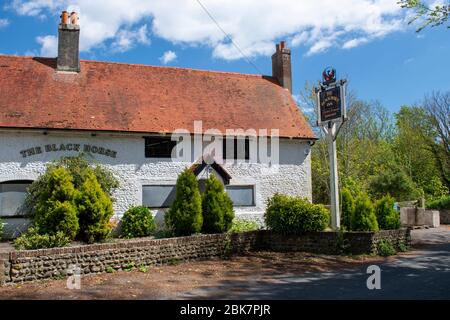 Climping, West Sussex, Royaume-Uni, 02 mai 2020. Le Black Horse Inn, un beau jour de printemps ensoleillé, malheureusement fermé à ce moment-là. Banque D'Images