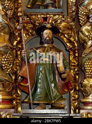 Saint James le Grand (3 AD-44 AD). Apôtre de Jésus. Sculpture en bois polychrome de l'altarpette baroque (XVIIIe siècle), Sanctuaire de San Andres de Teixido, province de la Corogne, Galice, Espagne. Banque D'Images