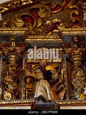 L'Apôtre saint Pierre. Sculpture en bois polychrome de l'altarpette baroque (XVIIIe siècle), Sanctuaire de San Andres de Teixido, province de la Corogne, Galice, Espagne. Banque D'Images