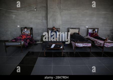 Jisr Al Shughur, Syrie. 02 mai 2020. Les gens portent des masques lorsqu'ils sont assis à l'intérieur d'un centre d'isolement sanitaire qui a été établi aux frontières syro-turque afin de placer les personnes venant de Turquie à Idlib comme mesure préventive contre la propagation de la maladie du coronavirus (COVID-19). Le centre est supervisé par une équipe médicale formée à toutes les mesures à prendre pour traiter les expatriés puisque le centre a reçu plus de 600 personnes jusqu'à présent et la période d'isolement est de 15 jours. Crédit: Anas Alkharboutli/dpa/Alay Live News Banque D'Images