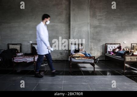 Jisr Al Shughur, Syrie. 02 mai 2020. Les gens portent des masques lorsqu'ils sont assis à l'intérieur d'un centre d'isolement sanitaire qui a été établi aux frontières syro-turque afin de placer les personnes venant de Turquie à Idlib comme mesure préventive contre la propagation de la maladie du coronavirus (COVID-19). Le centre est supervisé par une équipe médicale formée à toutes les mesures à prendre pour traiter les expatriés puisque le centre a reçu plus de 600 personnes jusqu'à présent et la période d'isolement est de 15 jours. Crédit: Anas Alkharboutli/dpa/Alay Live News Banque D'Images