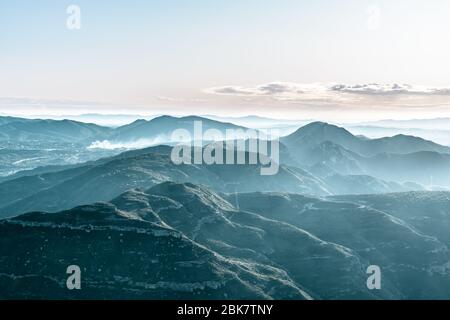 paysage avec vue sur les montagnes brumeuses Banque D'Images