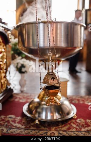 mise au point sélective. Un censeur de prêtre se trouve sur un vieux mur de l'Église orthodoxe. Encens en cuivre avec charbon brûlant à l'intérieur. Service dans le concept de Banque D'Images