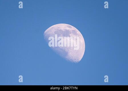 Londres, Royaume-Uni. 2 mai 2020. Météo britannique - une lune gibbbbeuse de 71% se voit au nord-ouest de Londres en soirée. Les prévisions pour les prochains jours sont variables avant la pleine lune de ce mois-ci le 7 mai, qui est connu sous le nom de Flower Moon. Crédit: Stephen Chung / Alay Live News Banque D'Images