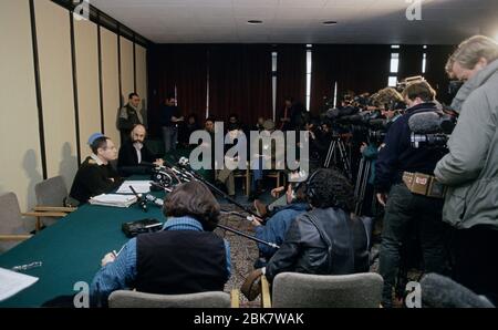 16 février 1994, lors du siège de Sarajevo : un exposé de presse matinal à l'Holiday Inn avec le porte-parole de la FORPRONU, le lieutenant-colonel Bill Aikman. Banque D'Images