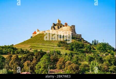 Rupea, Transylvanie, Roumanie: Citadelle de Rupea, l'un des plus anciens sites archéologiques de Roumanie. Forteresse perchée par la forêt verte. Banque D'Images