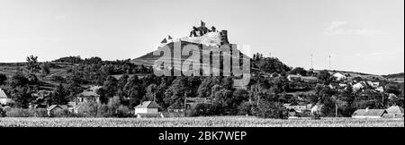 Rupea, Transylvanie, Roumanie : vue en noir et blanc de la Citadelle de Rupea, l'un des plus anciens sites archéologiques de Roumanie. Forteresse en haut d'une colline surmontée Banque D'Images