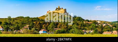 Rupea, Transylvanie, Roumanie: Citadelle de Rupea, l'un des plus anciens sites archéologiques de Roumanie la forteresse Hilltop surmontée par la forêt verte et petit h Banque D'Images