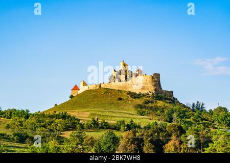 Rupea, Transylvanie, Roumanie: Citadelle de Rupea, l'un des plus anciens sites archéologiques de Roumanie. Forteresse perchée par la forêt verte. Banque D'Images