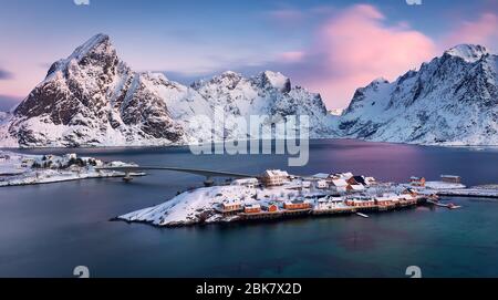 L'île de Sakrisøya, la chaîne de montagnes et les ponts à l'aube. Îles Lofoten, Norvège. La mer norvégienne en hiver Banque D'Images