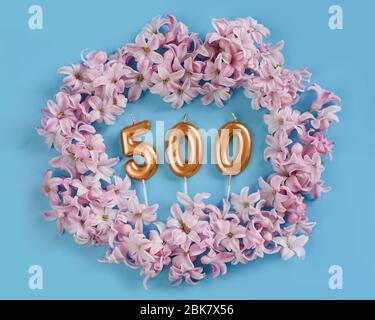 carte 500 abonnés. Modèle pour les réseaux sociaux, blogs. Fond avec pétales de fleur rose. Bannière de célébration des médias sociaux. 500 fans de communauté en ligne Banque D'Images