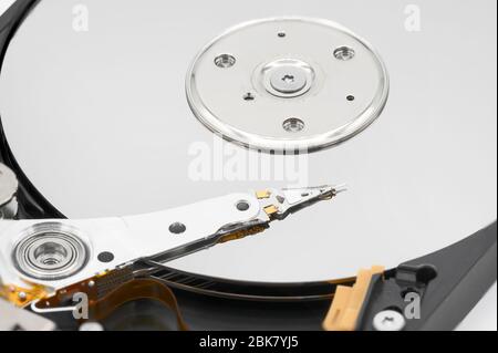 Disque dur de l'ordinateur. Gros plan du disque dur démonté . Banque D'Images