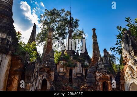 Shwe Indein pagodes près du lac Inle (Myanmar) Banque D'Images