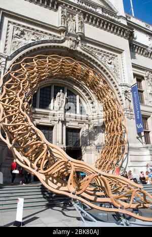 Timber Wave structure London Festival of Architecture Victoria & Albert Museum, Cromwell Road, Knightsbridge, Londres SW7 par Amanda Levete Architects Banque D'Images