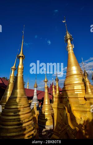 Pagodes d'or à la Pagode Shwe Indein près du lac Inle (Myanmar) Banque D'Images