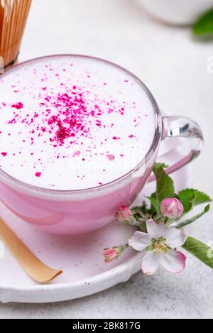 Latte matcha rose avec lait Banque D'Images