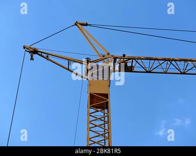 Grue de construction jaune devant un ciel bleu - détail Banque D'Images