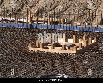 Fosse d'excavation avec tapis en acier et fer monier pour dalle de sol - détail Banque D'Images