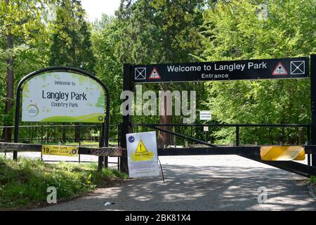 Slough, Berkshire, Royaume-Uni. 2 mai 2020. Le parking et le café du Langley Park restent fermés pendant la pandémie de coronavirus. Cependant, les droits du public à travers le parc restent ouverts pour que les gens puissent faire leur exercice quotidien. Le parc est géré par le conseil du comté de Bucks. Crédit : Maureen McLean/Alay Banque D'Images