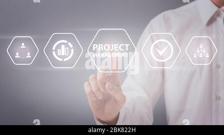 Homme choisissant le bouton de gestion de projet sur l'écran virtuel Banque D'Images
