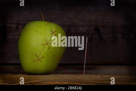 pomme cousue avec fil et aiguille Banque D'Images