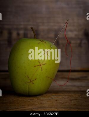 pomme cousue avec fil et aiguille Banque D'Images