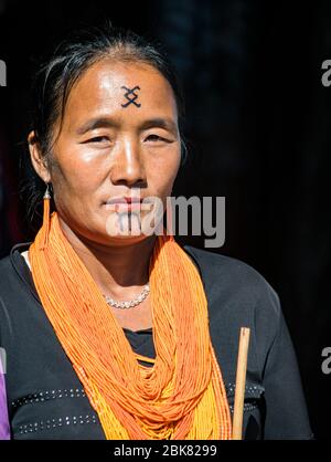Naga femme en vêtements traditionnels au festival Hornbill Banque D'Images