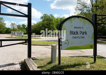 Slough, Berkshire, Royaume-Uni. 2 mai 2020. Le parking et le café du Black Park restent fermés pendant la pandémie de coronavirus. Cependant, les droits publics de traverser le parc restent ouverts aux personnes pour faire leur exercice quotidien. Le parc est géré par le conseil du comté de Bucks. Crédit : Maureen McLean/Alay Banque D'Images