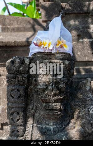 Statue en pierre sanctuaire Legian Beach Bali Indonésie Banque D'Images