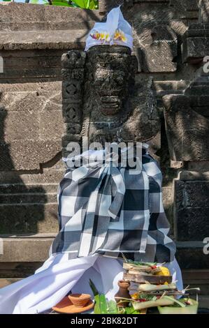 Statue en pierre sanctuaire Legian Beach Bali Indonésie Banque D'Images