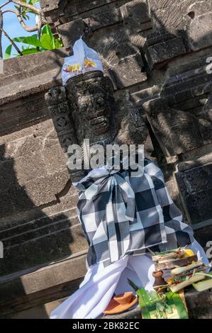 Statue en pierre sanctuaire Legian Beach Bali Indonésie Banque D'Images