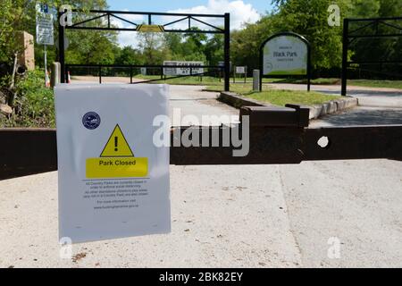 Slough, Berkshire, Royaume-Uni. 2 mai 2020. Le parking et le café du Black Park restent fermés pendant la pandémie de coronavirus. Cependant, les droits publics de traverser le parc restent ouverts aux personnes pour faire leur exercice quotidien. Le parc est géré par le conseil du comté de Bucks. Crédit : Maureen McLean/Alay Banque D'Images