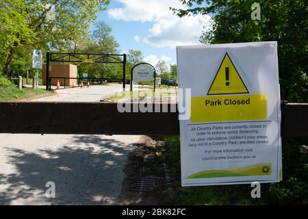 Slough, Berkshire, Royaume-Uni. 2 mai 2020. Le parking et le café du Black Park restent fermés pendant la pandémie de coronavirus. Cependant, les droits publics de traverser le parc restent ouverts aux personnes pour faire leur exercice quotidien. Le parc est géré par le conseil du comté de Bucks. Crédit : Maureen McLean/Alay Banque D'Images