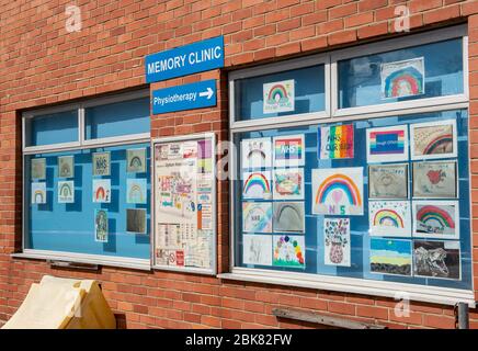 Slough, Berkshire, Royaume-Uni. 2 mai 2020. Les patients de la clinique de mémoire de l'hôpital Upton ont leur œuvre affichée dans des fenêtres de l'hôpital apportant positivité et espoir pendant la pandémie de coronavirus. Crédit : Maureen McLean/Alay Banque D'Images